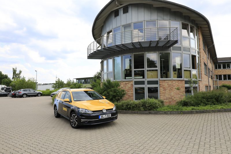 Un'auto di terra davanti all'edificio degli uffici di terra