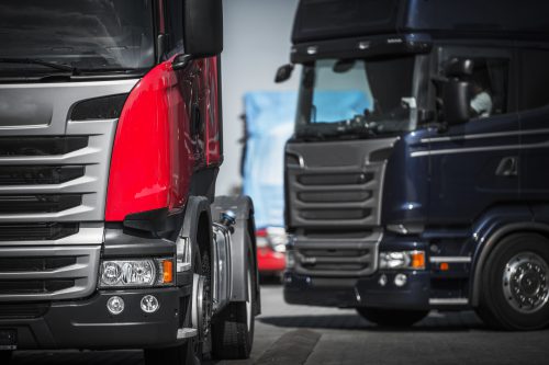 Deux camions roulent d'affilée