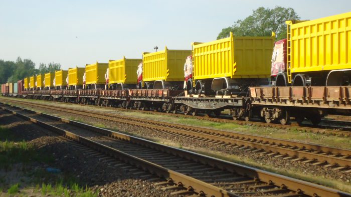 Caminhões em um trem