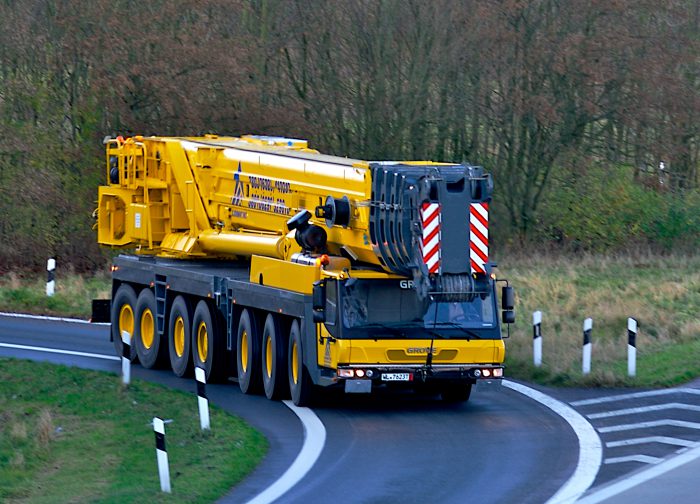 A crane that moves on its own axis