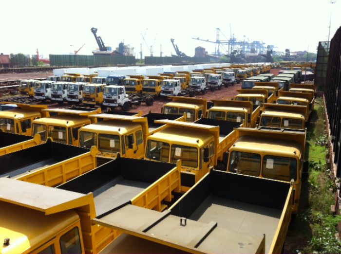 Beaucoup de camions jaunes les uns à côté des autres