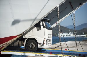 Ein LKW wird im Rahmen eines RoRo Transports vom Schiff entladen