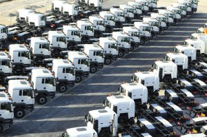 Masser af lastbiler står i en lagergård